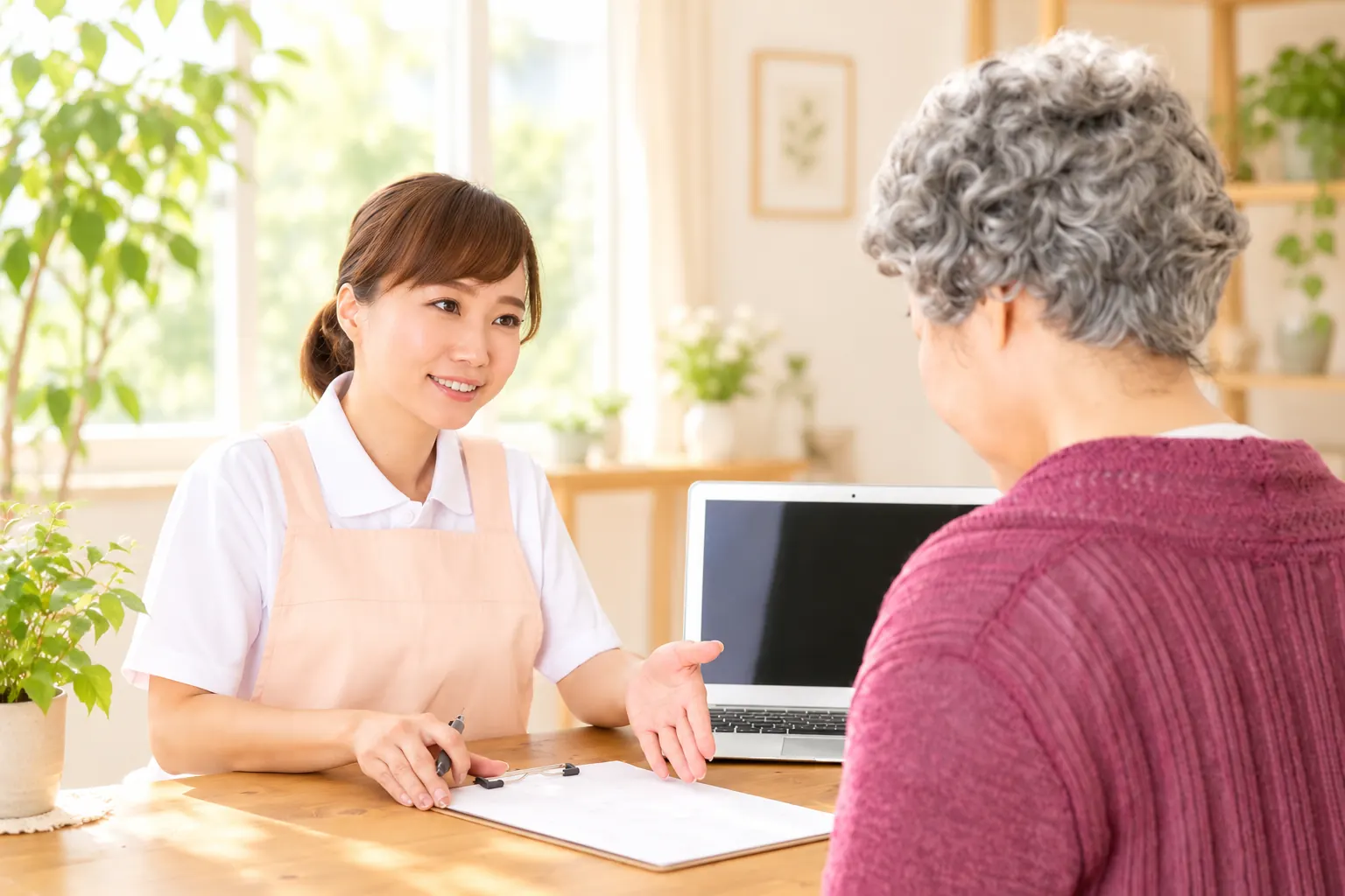 高齢の方と向かい合って相談する様子(ご提供のAI生成イメージ)