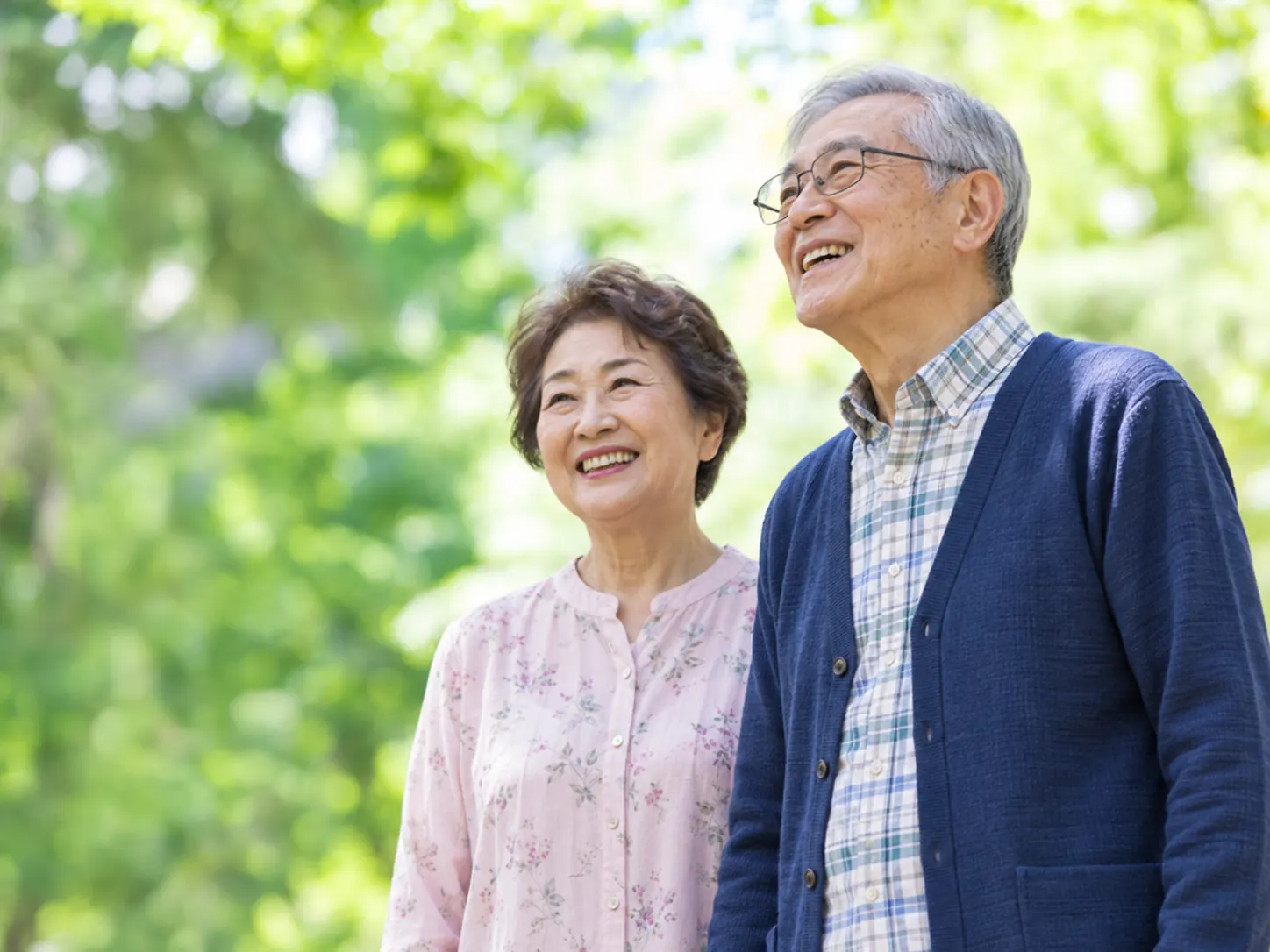 緑の中で笑顔を見せるお二人(ご提供のAI生成イメージ)